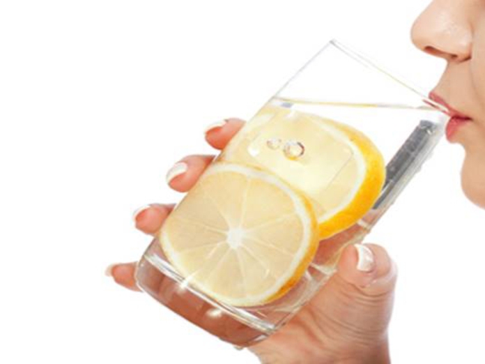 Почему стоит начать пить воду с лимоном